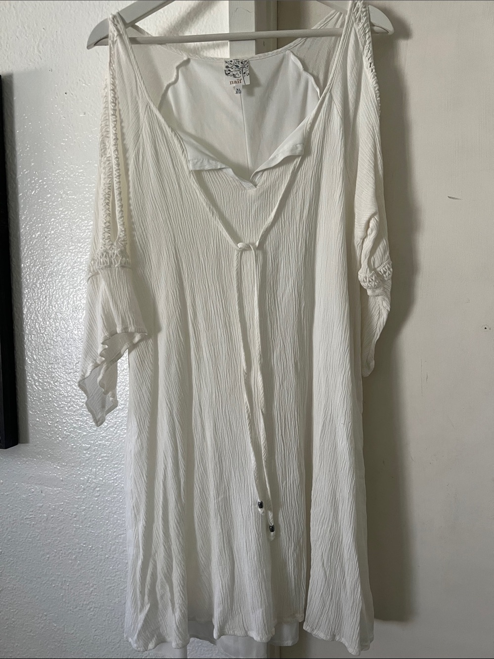 NAIF White Cold-Shoulder Gauzy Boho dress gauze lined crinkle fabric